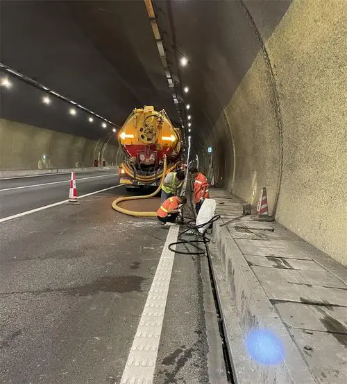 青川隧道排水渠清淤